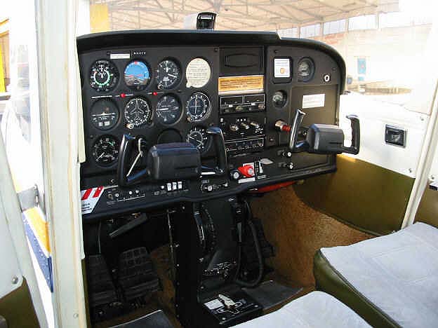 Cessna C 172 vor der Restaurierung Sitze und Panel